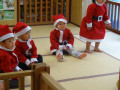 クリスマス会： サンタ姿の子どもたちにはどこか癒されます。