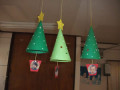 クリスマス会： 天井からツリーがたーくさん！