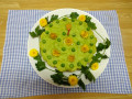 人参の炊き込みご飯に、グリンピースとじゃが芋のマッシュでコーティングしました。 飾りグリンピースと食用菊です。タンポポ見たいでしょ！