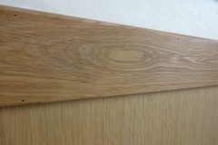 壁完成： 天然木材の風合いが出る「無垢板」を使用しています。