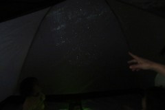薄暗いテント内でプラネタリウム上映開始！