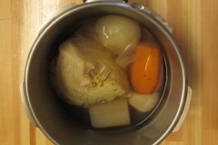丸ごと野菜スープは煮物やお味噌汁のベースとして使います。