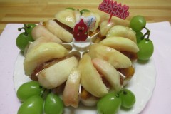 桃いっぱいフルーツケーキでお祝い！