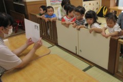 「おやつをた〜べよ」の歌に合わせて