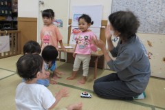 二人にお誕生日のお歌のプレゼント