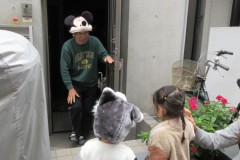 仮装パレードに出発！最初はご近所のお家へ。