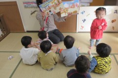 節分の日は、紙芝居『こんやは　まめまき　おにはそと！』でスタート