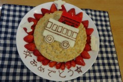 ゆうごくんの大好物の食パンにこしあんでバスを描きました！
