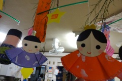 うさぎ組の飾り： 織姫・彦星の着物は子どもたちが「おくら」で模様付